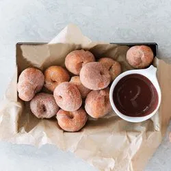 Tip: Donuts met kaneel en chocoladesaus