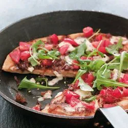 Tip: Pan pizza met gekaramelliseerde uien en dolcelatte