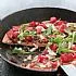 Pan pizza met gekaramelliseerde uien en dolcelatte