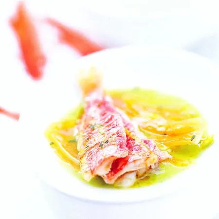 Rode mul met fruitige salade