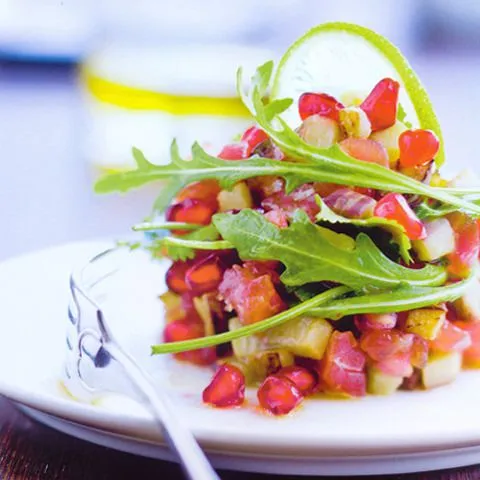 Tonijntartaar met aubergine en granaatappel
