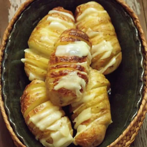 Aardappelwaaiers met kaas en truffelolie uit de oven