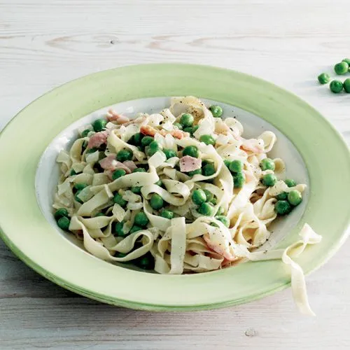 Tagliatelle met room, erwtjes en ham
