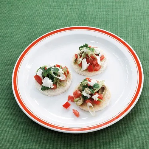 Tomatensalade met mozzarella op toast