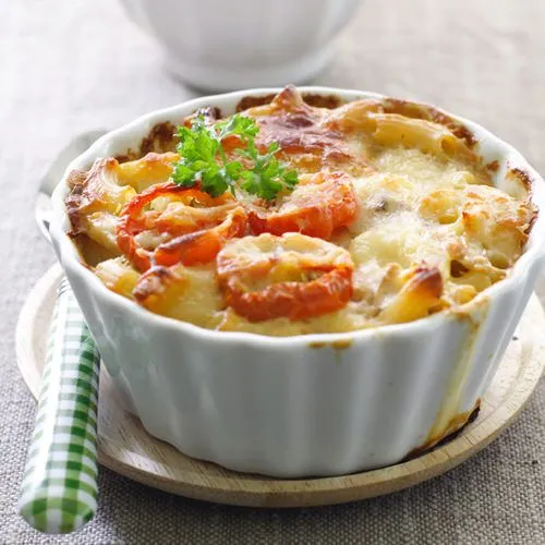 Macaroni met kaas, prei en tomaten