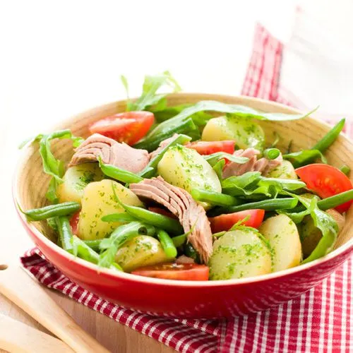 Tonijnsalade met boontjes, tomaten en rucoladressing