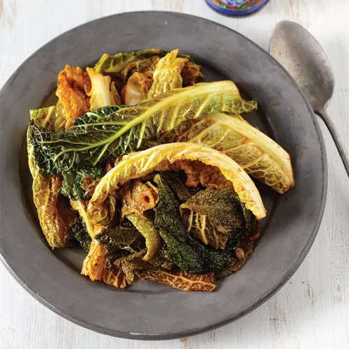 Roergebakken savooiekool met harissa en knoflook