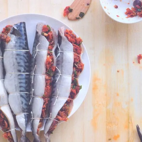 Papillote met makreel, gedroogde tomaten en olijven