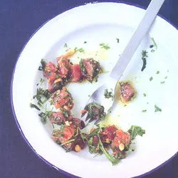 Tip: Tonijntartaar met pijnboompitten