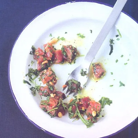 Tonijntartaar met pijnboompitten