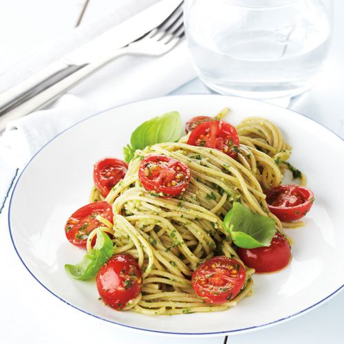 nul Tenen hemel Spaghetti met kerstomaatjes en zelfgemaakte pesto - recept - okoko recepten