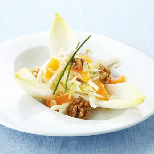 Witlofsalade met mandarijn en walnoten