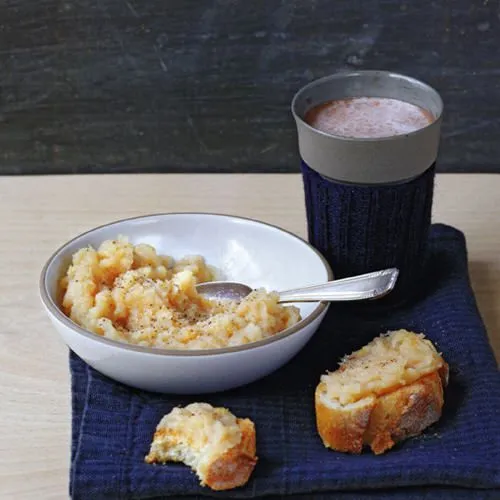 Compote van kruidige kweepeer