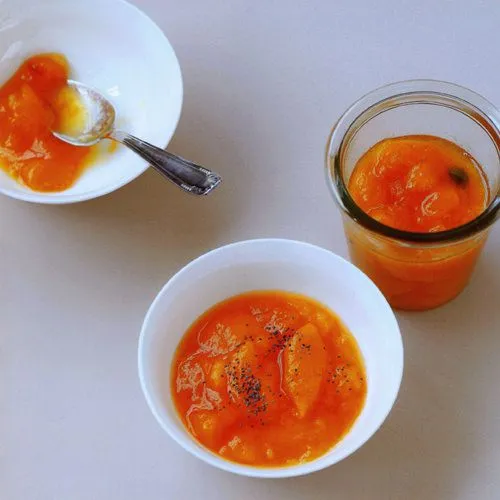 Nectarine compote met gember en kardemom