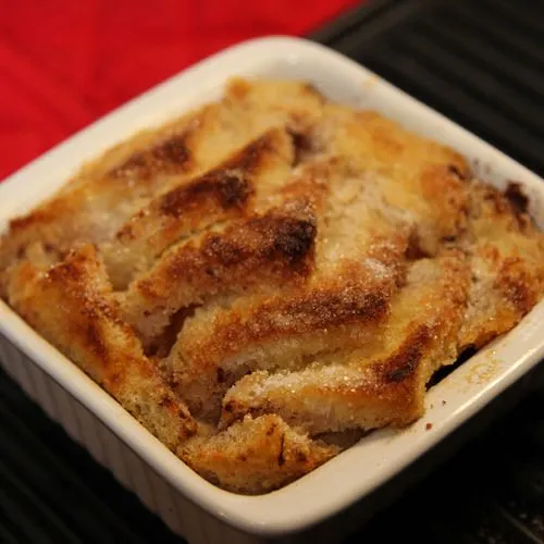 Broodpudding met rozijnen en abrikozen