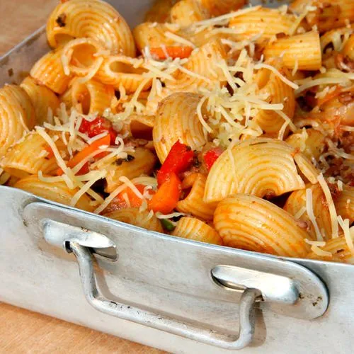 Macaroni met gehakt-tomatensaus