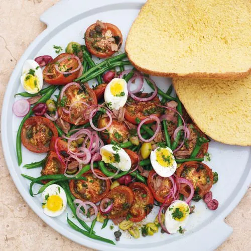 Marokkaanse salade niçoise met geroosterde tomaten