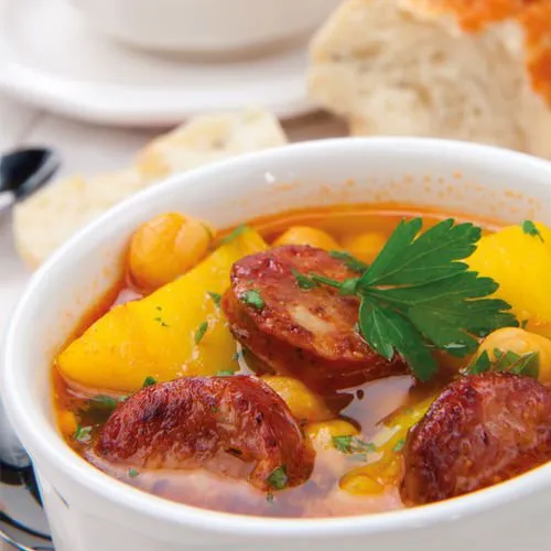 Ossenstaartsoep met chorizo, aardappel en kikkererwten