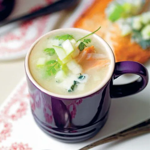 Pastinaaksoep met appel, gerookte forel en roquefort