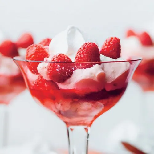 Trifle met frambozen, meringue en golden syrup