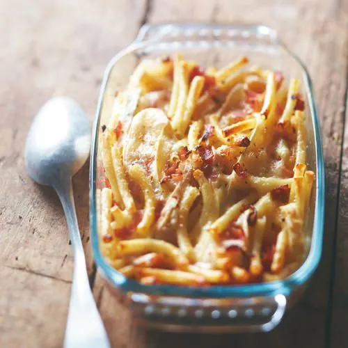 Gegratineerde macaroni met ham en kaas