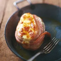 Tip: Gepofte aardappelen met gruyère en spek