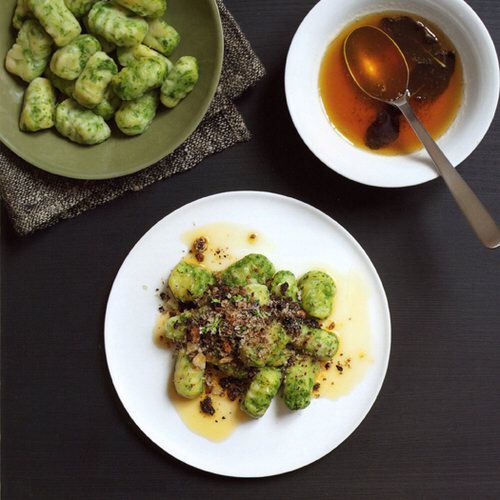 Rucola-gnocchi met broodkruim en gebruinde boter - recept - okoko recepten
