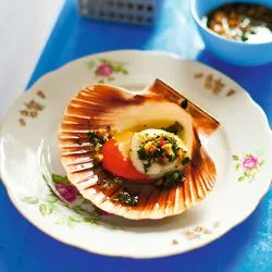 Tip: Coquilles met een dressing van lente-uiolie