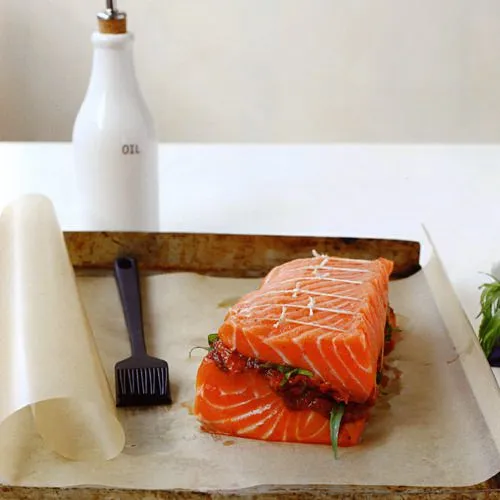 Zalm met vulling van gedroogde tomaten en dragon