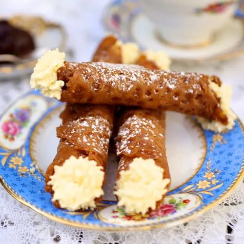 Gemberrolletjes met kardemomcrème
