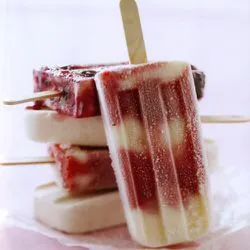 Tip: Aardbeien-vanille ijslolly's