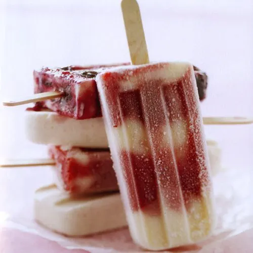 Aardbeien-vanille ijslolly's