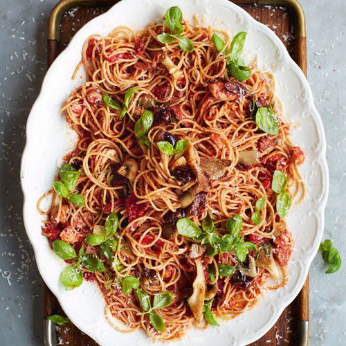 insluiten legaal Vallen Jamie Oliver: kip cacciatore met spaghetti en tomatensaus - recept - okoko  recepten