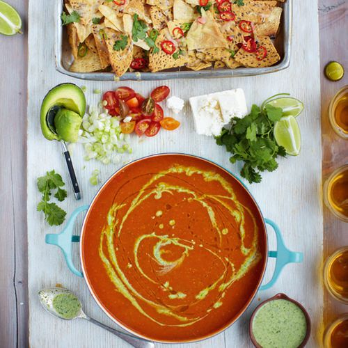 binnenkort veronderstellen Alternatief Jamie Oliver: Mexicaanse tomatensoep met chilinachos - recept - okoko  recepten