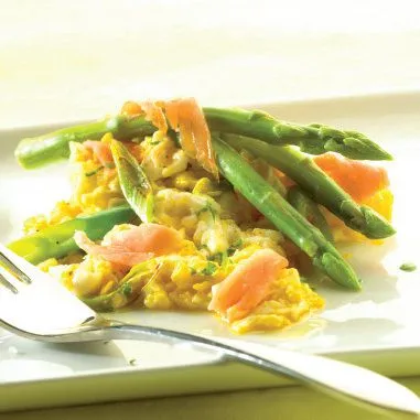 Roerei met gerookte zalm en asperges