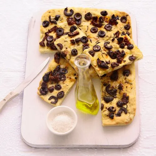 Focaccia met olijf en tomaat