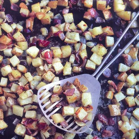 Aardappelen en uien uit de oven