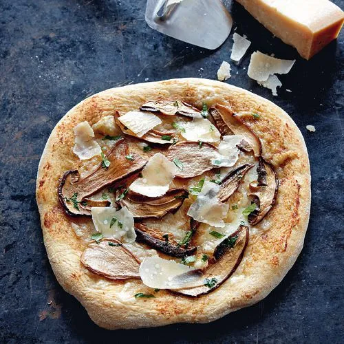 Pizza met eekhoorntjesbrood en truffelroom