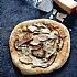 Pizza met eekhoorntjesbrood en truffelroom