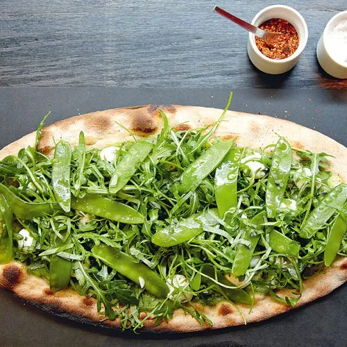 Pizza met peultjes, spinazie, rucola en ricotta