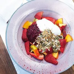 Tip: Fruitsalade met kokosmelk, zaden en een sausje van bessen