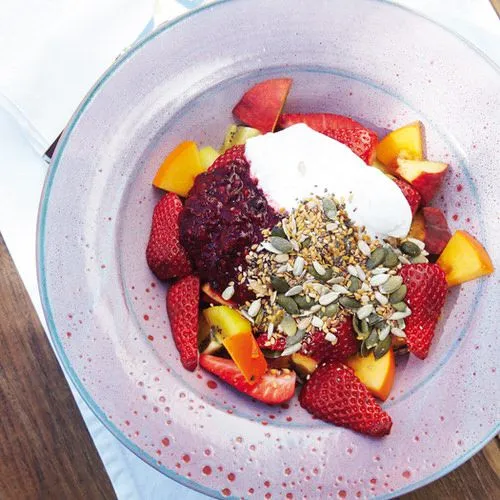Fruitsalade met kokosmelk, zaden en een sausje van bessen
