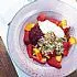 Fruitsalade met kokosmelk, zaden en een sausje van bessen