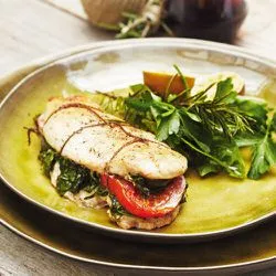 Tip: Gevulde kipfilet met spinazie, kruiden en tomaat