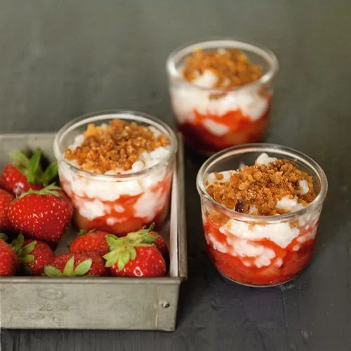 Rijstpudding met aardbeien en rabarber en kruidkoekcrumble