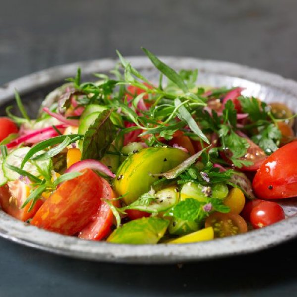 Tomatensalade met komkommer, verse kruiden en rode ui recept okoko