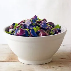 Tip: Aardappelsalade met lente-ui, dragon en basilicum