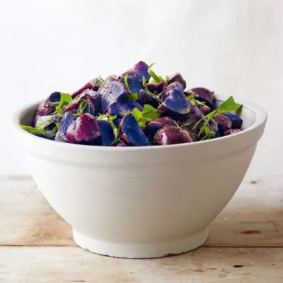 Aardappelsalade met lente-ui, dragon en basilicum