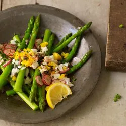 Tip: Aspergesalade met ei, kappertjes, radijsjes en bieslook