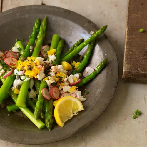 Aspergesalade met ei, kappertjes, radijsjes en bieslook